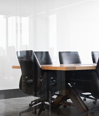 Direito Administrativo - Licitações e contratos - foto Sala de reunião vazia